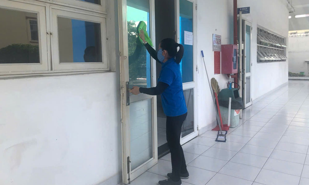 vệ sinh kính chuyên nghiệp