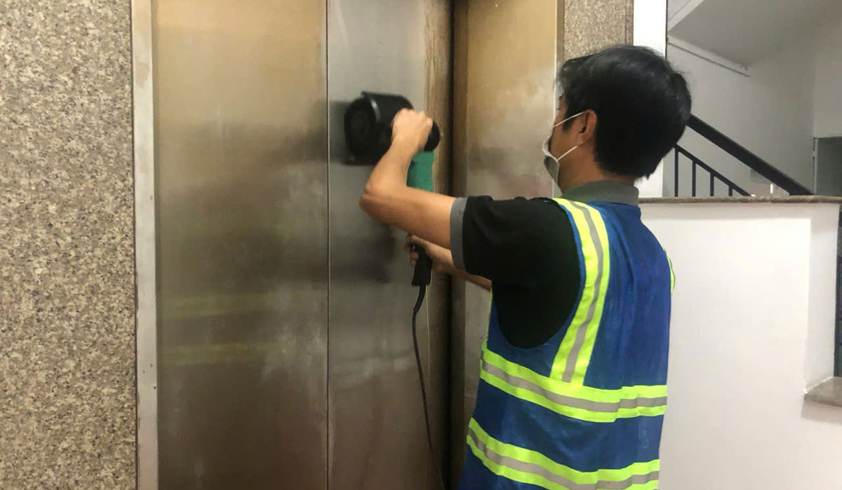 đánh bóng inox thang máy