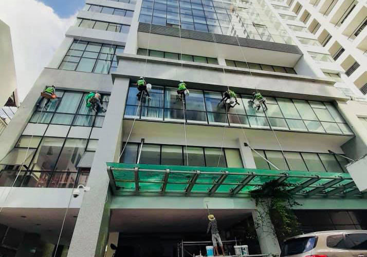vệ sinh kính toà nhà