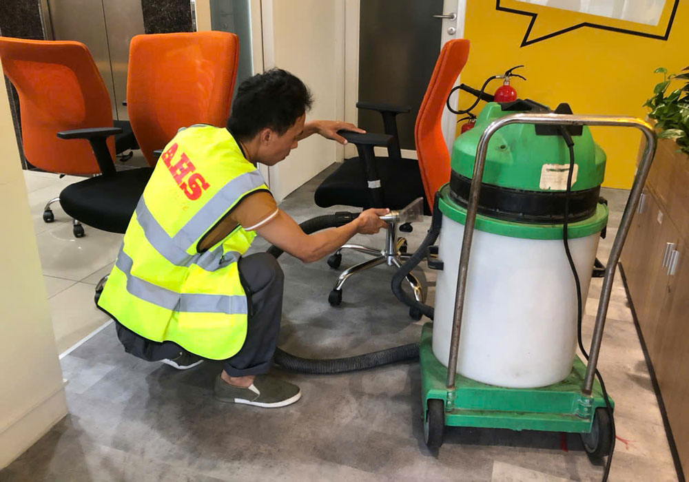 hút nước sau khi giặt ghế xong