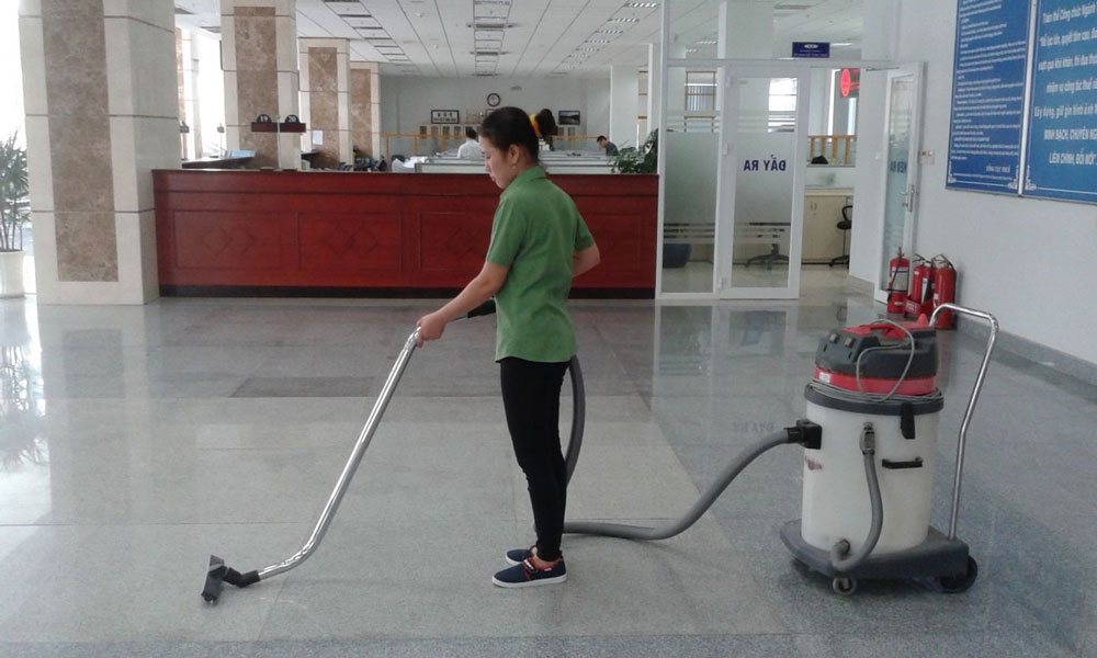 hút nước đọng trên sàn nhà