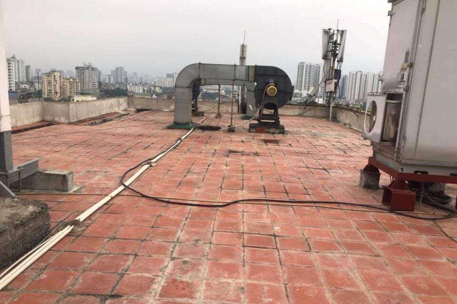 Sân thượng lâu ngày bị bong tróc
