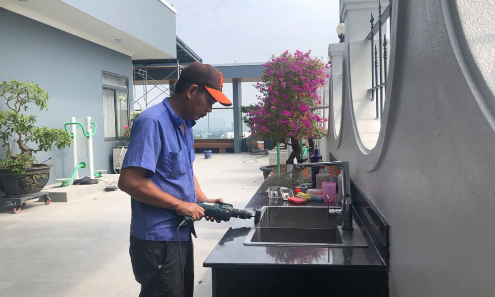 đánh bóng bồn rửa tay inox