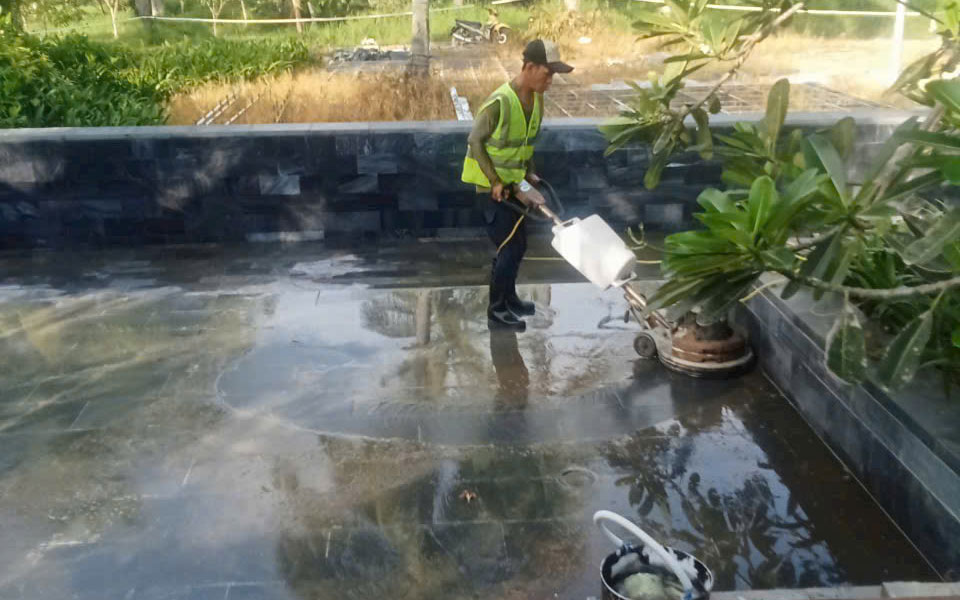 Vệ sinh hồ nước chà mặt sàn hồ nước