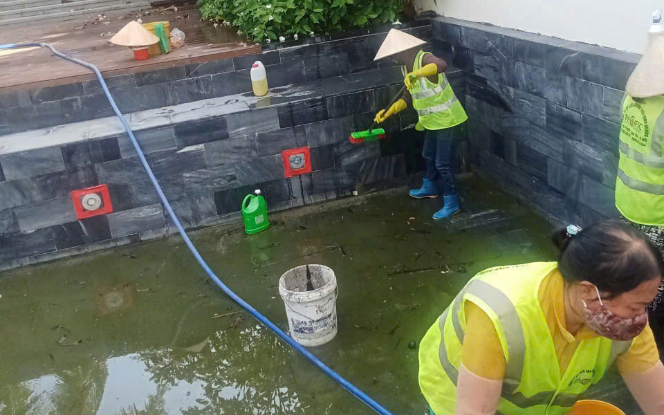Vệ sinh hồ nước Chà rong rêu bám trên thành hồ