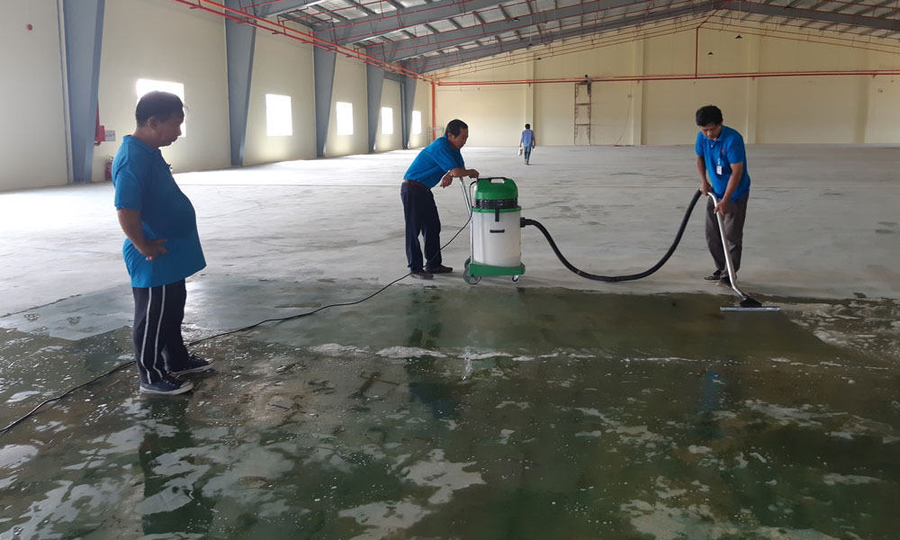 Hút nước sau khi chà xong
