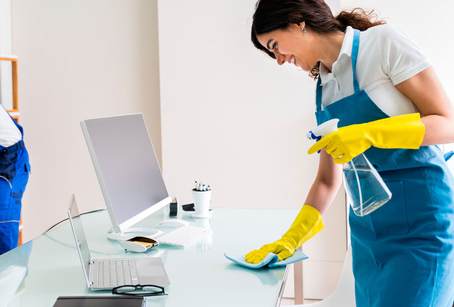 Nhân viên tạp vụ làm vệ sinh văn phòng