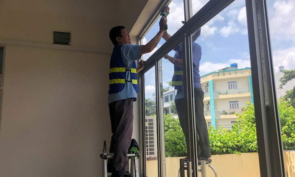 Vệ sinh công nghiệp vệ sinh kính