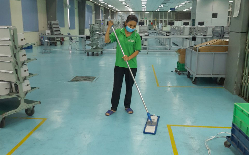 Tạp vụ lau sàn nhà xưởng