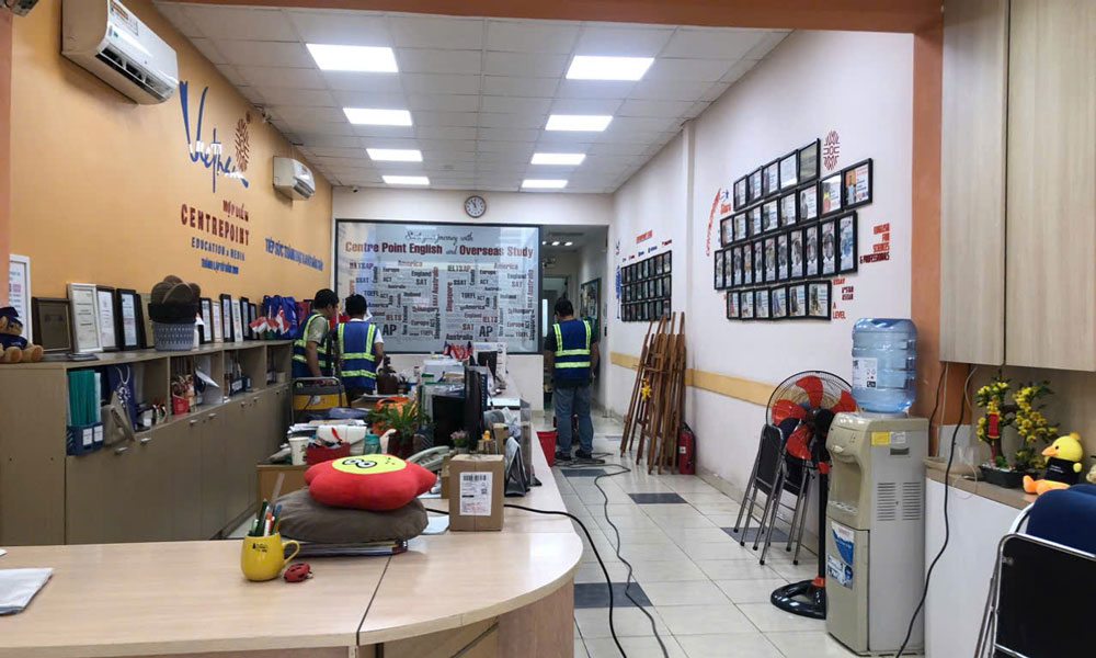 Nhân viên đang tổng vệ sinh
