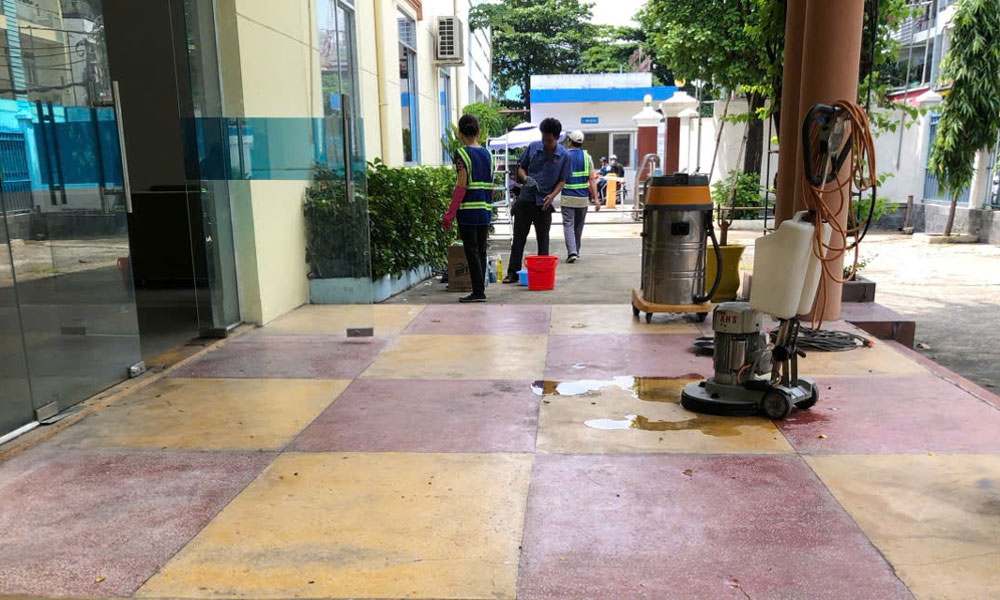 Nhân viên đang triển khai công tác vệ sinh