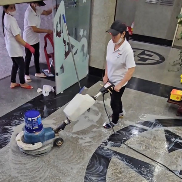 Tiến hành mài sàn đá