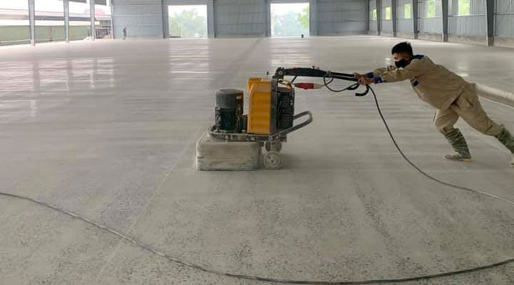 Sàn bê tông mới vừa cán xong