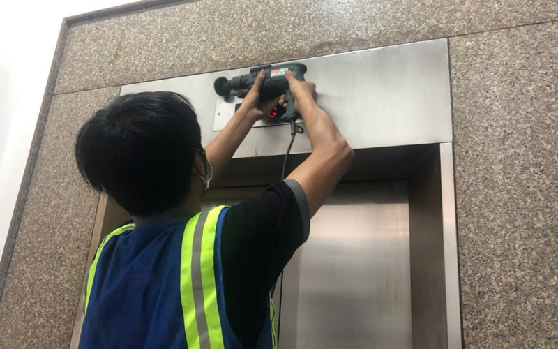 Tiến hành đánh bóng inox