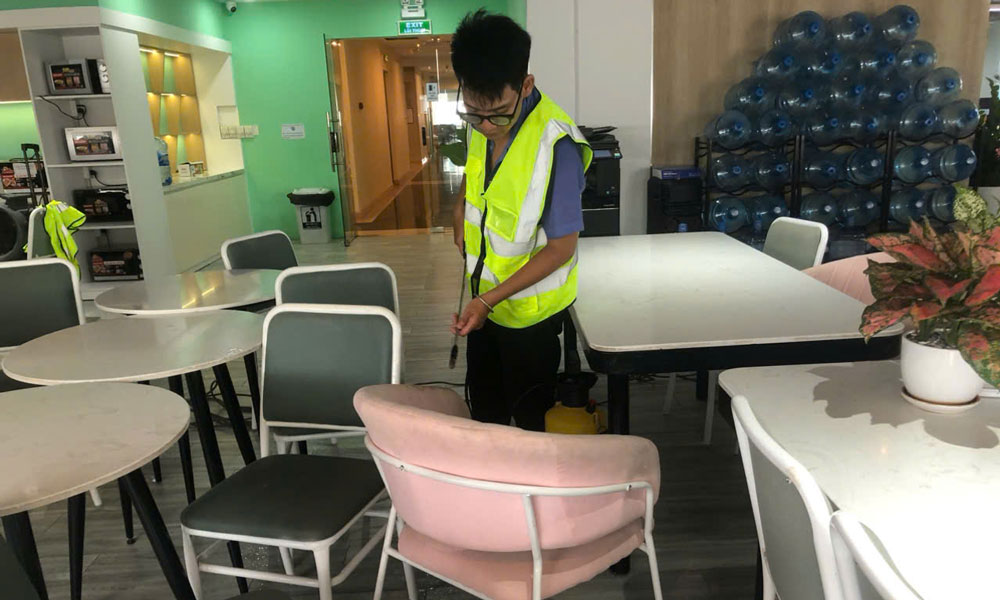 Vệ sinh sạch sẽ bề mặt ghế