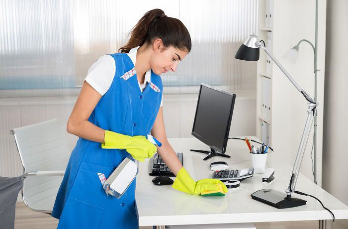 lau chùi bàn làm việc