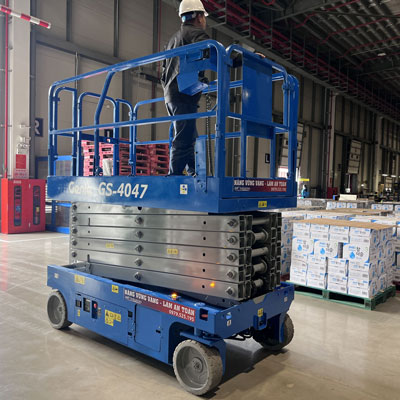 Xe nâng người làm vệ sinh